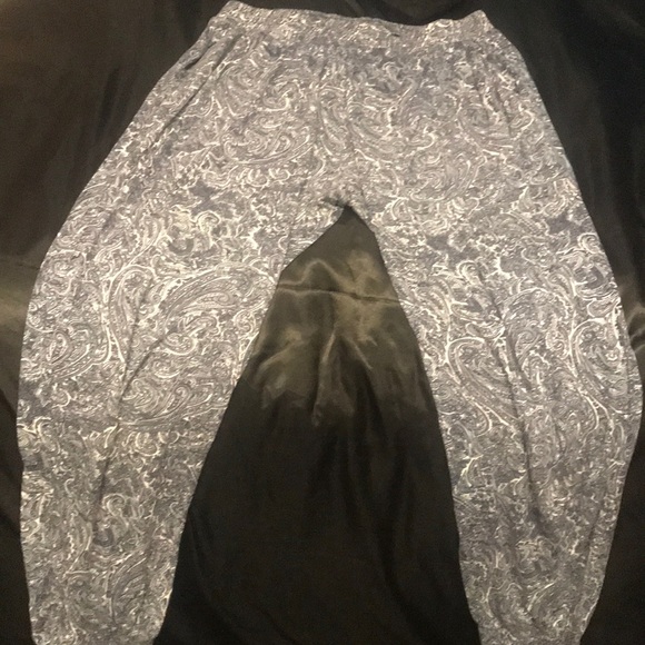 H&M comfy cute cropped lounge pants - Picture 1 of 3